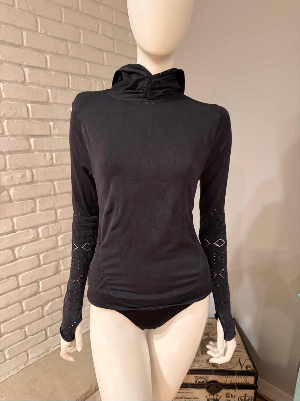 FP Movement Washed Black Hooded Long Sleeve Fitted Performance Thumbholes NWOT - Picture 9 of 16
